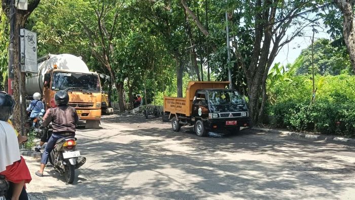 Tindaklanjut Keluhan Warga, Dinas PU Lamongan Perbaiki Kerusakan Jalan Veteran