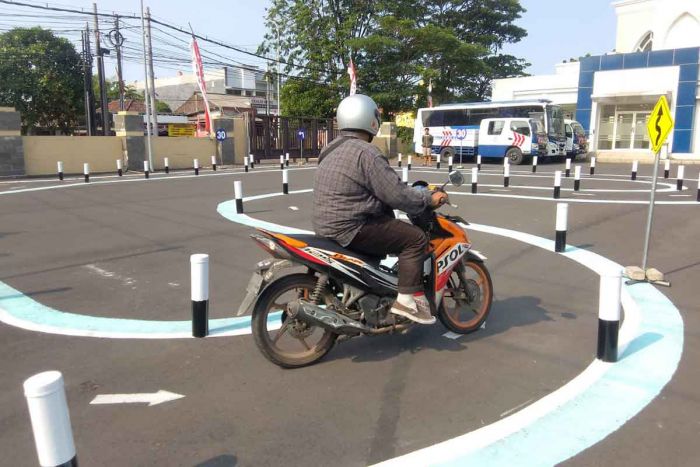 Usai Penghapusan Jalur Angka 8 dan Zig-zag, Pemohon SIM C di Sidoarjo Meningkat 80 Persen Usai Penghapusan Jalur Angka 8 dan Zig-zag, Pemohon SIM C di Sidoarjo Meningkat 80 Persen