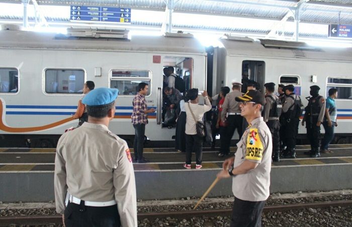 Kapolres Pasuruan Pimpin Sweeping Warga yang Ikut Aksi People Power Kapolres Pasuruan Pimpin Sweeping Warga yang Ikut Aksi People Power