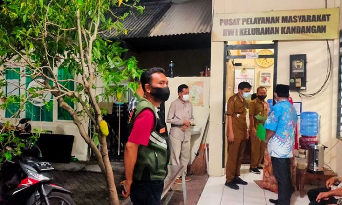 Terinspirasi Wali Kota Eri, Kini Camat Ngantor di Balai RW Terinspirasi Wali Kota Eri, Kini Camat Ngantor di Balai RW