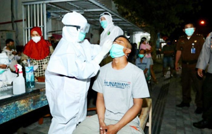 Gelar Tes Swab Acak, Satgas Banyuwangi Temukan Tiga Warga Positif Covid-19 Gelar Tes Swab Acak, Satgas Banyuwangi Temukan Tiga Warga Positif Covid-19
