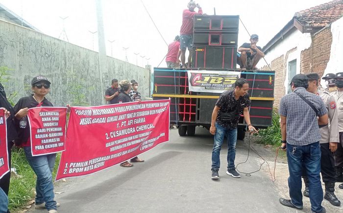 Tuntut Kasus Gagal Ginjal Anak Diusut Tuntas, Massa Unjuk Rasa di Polres dan DPRD Kota Kediri Tuntut Kasus Gagal Ginjal Anak Diusut Tuntas, Massa Unjuk Rasa di Polres dan DPRD Kota Kediri
