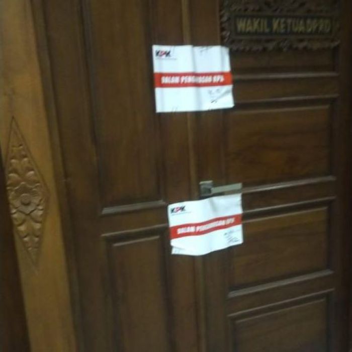 Wakil Ketua DPRD Jatim Dikabarkan Terjaring OTT, Ruang Kerjanya Disegel Wakil Ketua DPRD Jatim Dikabarkan Terjaring OTT, Ruang Kerjanya Disegel