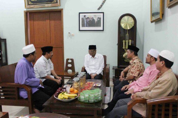 Pancasila Final Bagi NU, Kiai Hasyim Muzadi Ingatkan HTI Tak Wacanakan Khilafah Pancasila Final Bagi NU, Kiai Hasyim Muzadi Ingatkan HTI Tak Wacanakan Khilafah