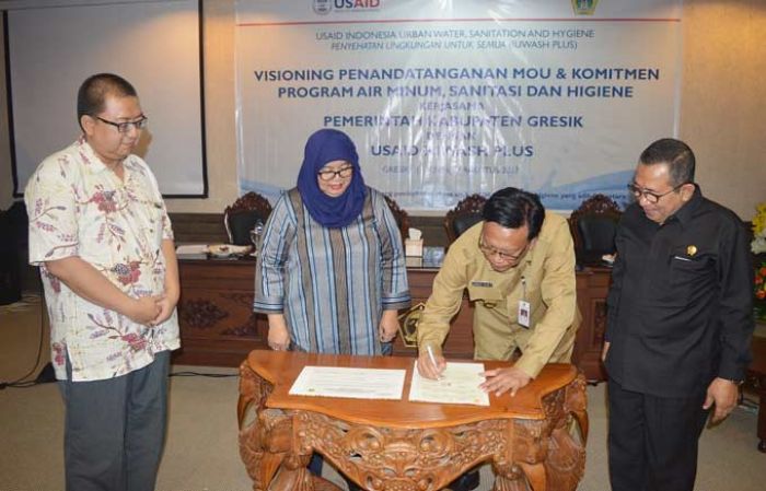 Wujudkan Layanan Air Minum Aman dan Sarana Sanitasi Layak, Pemkab Gresik dan USAID Teken MoU Wujudkan Layanan Air Minum Aman dan Sarana Sanitasi Layak, Pemkab Gresik dan USAID Teken MoU
