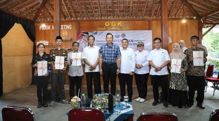 Dorong Kepastian Hukum Aset Warga, Wamen ATR/BPN Serahkan Sertifikat Tanah di Gunungkidul Dorong Kepastian Hukum Aset Warga, Wamen ATR/BPN Serahkan Sertifikat Tanah di Gunungkidul