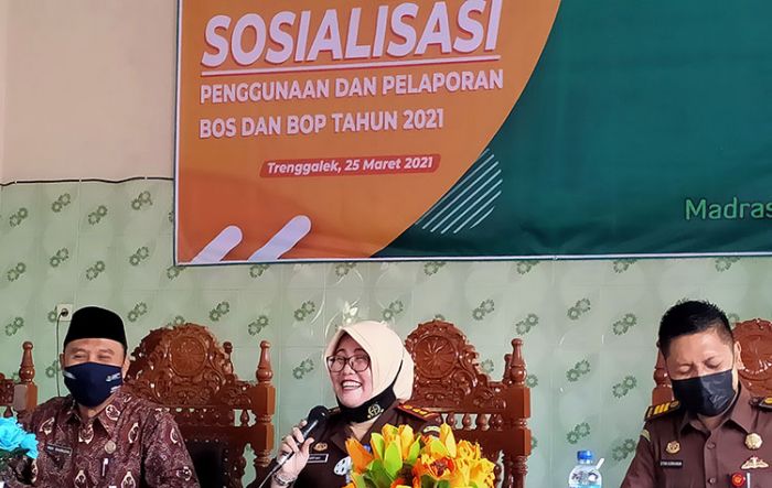 Cegah Penyimpangan Dana BOS, Kejari-Kemenag Trenggalek Gelar Sosialisasi di MAN 1 Cegah Penyimpangan Dana BOS, Kejari-Kemenag Trenggalek Gelar Sosialisasi di MAN 1