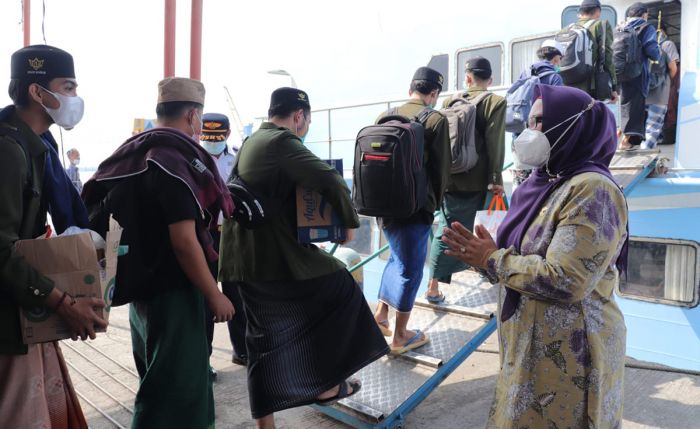 Pemkab Gresik Fasilitasi Penjemputan dan Berikan Subsidi Tiket Kapal untuk Santri dari Bawean Pemkab Gresik Fasilitasi Penjemputan dan Berikan Subsidi Tiket Kapal untuk Santri dari Bawean