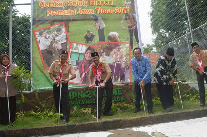 Kurangi Banjir, Pramuka Gresik Gagas Pembuatan 1000 Lubang Biopori