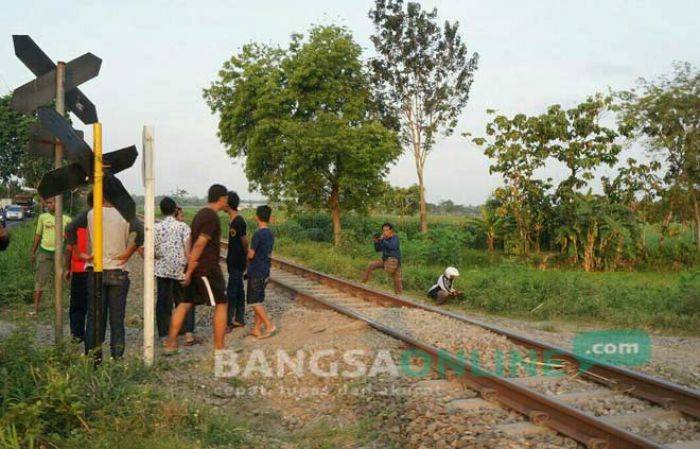 Santri Tambak Beras Jombang Tewas Tersambar KA Santri Tambak Beras Jombang Tewas Tersambar KA