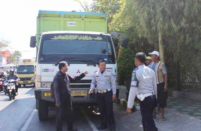 Parkir Sembarangan, 4 Dump Truk di Jalan A Yani Sidoarjo Diusir Parkir Sembarangan, 4 Dump Truk di Jalan A Yani Sidoarjo Diusir