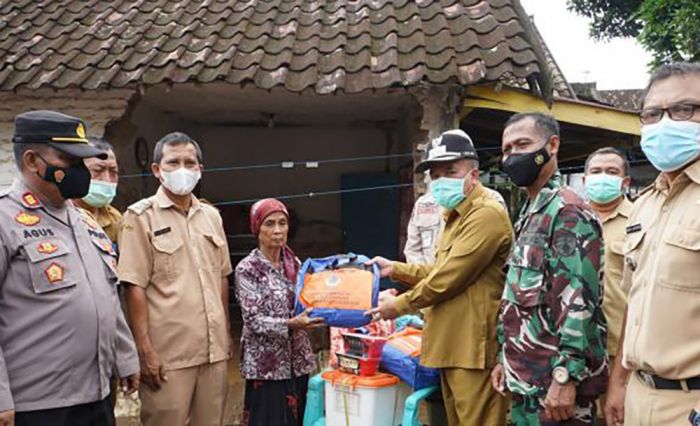 Wabup Pasuruan Salurkan Bantuan untuk Warga Terdampak Banjir di Nguling Wabup Pasuruan Salurkan Bantuan untuk Warga Terdampak Banjir di Nguling