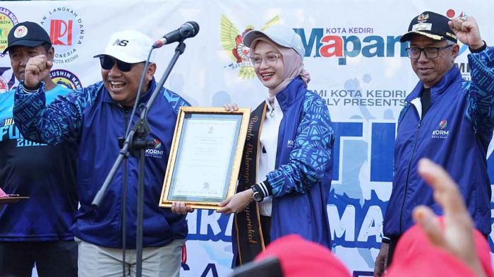 Dapat Penghargaan dari Kormi, Wali Kota Kediri Serukan Olahraga Jadi Gaya Hidup Dapat Penghargaan dari Kormi, Wali Kota Kediri Serukan Olahraga Jadi Gaya Hidup