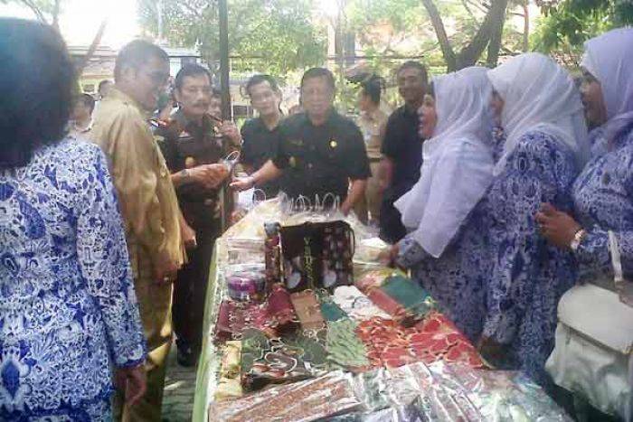 Bupati Buka Pasar Murah Bagian Perekonomian Pemkab Tulungagung Bupati Buka Pasar Murah Bagian Perekonomian Pemkab Tulungagung
