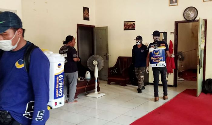 DPD NasDem Sidoarjo Semprot Disinfektan di Mabes Wartawan Sidoarjo DPD NasDem Sidoarjo Semprot Disinfektan di Mabes Wartawan Sidoarjo
