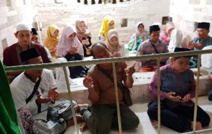Jelang Hari Raya Idul Fitri, Peziarah Jubeli Makam Siti Fatimah binti Maimun Jelang Hari Raya Idul Fitri, Peziarah Jubeli Makam Siti Fatimah binti Maimun