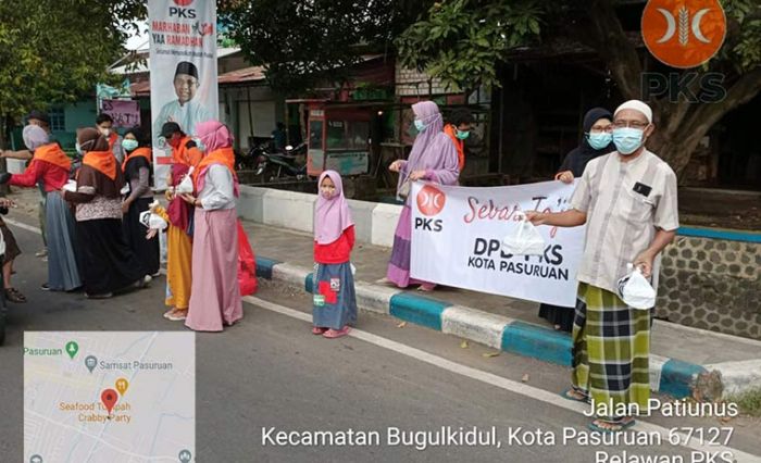 PKS Kota Pasuruan Bagi-bagi Takjil Sambil Kenalkan Logo Baru PKS Kota Pasuruan Bagi-bagi Takjil Sambil Kenalkan Logo Baru