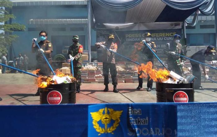 KPPBC TMP B Sidoarjo Musnahkan 7 Juta Rokok Ilegal Dengan Kerugian Negara Rp 4 Miliar KPPBC TMP B Sidoarjo Musnahkan 7 Juta Rokok Ilegal Dengan Kerugian Negara Rp 4 Miliar
