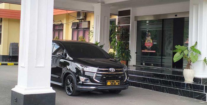 Gunakan Pelat Nomor Lama, Mobil Dinas Kapolres Pasuruan Jadi Sorotan