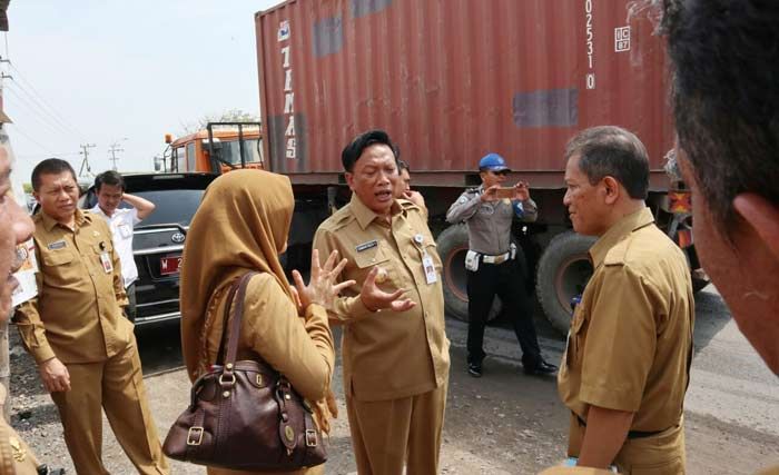 Bupati Sambari Ajak Pejabatnya Pantau Kondisi Jalan Bupati Sambari Ajak Pejabatnya Pantau Kondisi Jalan