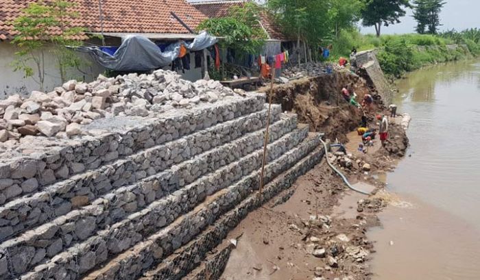 Diduga Tak Sesuai Bestek, Proyek Plengsengan Ambrol Diganti Bronjong Diduga Tak Sesuai Bestek, Proyek Plengsengan Ambrol Diganti Bronjong