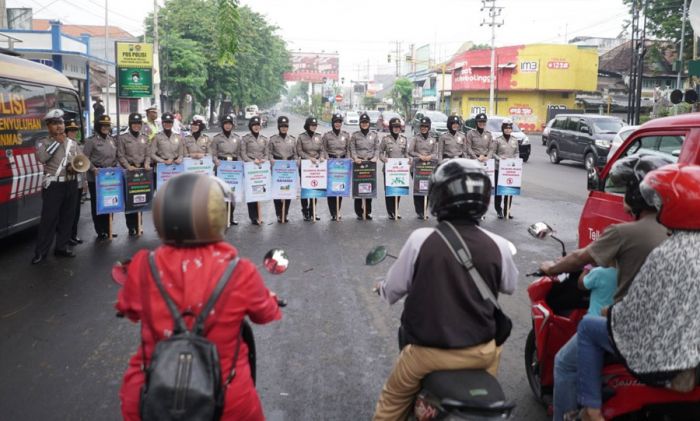 Cegah Bencana, Polwan Polres Probolinggo Kota Kampanyekan Jaga Lingkungan dan Kebersihan Cegah Bencana, Polwan Polres Probolinggo Kota Kampanyekan Jaga Lingkungan dan Kebersihan