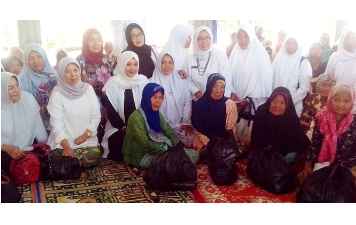 Istri Bupati Banyuwangi Bagi-bagi Sembako ke Warga Miskin, Duafa, dan Lansia Istri Bupati Banyuwangi Bagi-bagi Sembako ke Warga Miskin, Duafa, dan Lansia