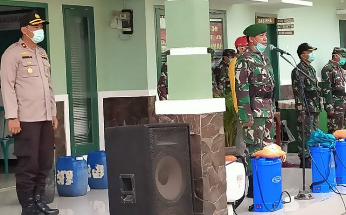 TNI-Polri Tangkal Corona di Kecamatan Semampir dengan Penyemprotan Disinfektan