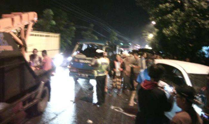 ELF vs Mobilio di Bojonegoro, Tujuh Orang Tewas Seketika ELF vs Mobilio di Bojonegoro, Tujuh Orang Tewas Seketika