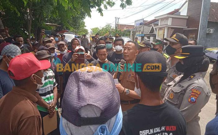 Didemo Ratusan Warga, Kepala Desa Bakalan Pule Lamongan Dituntut Mundur