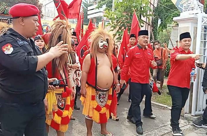 PDIP Sidoarjo Daftarkan Bacaleg ke KPU, Siap Menangkan Ganjar Jadi Presiden PDIP Sidoarjo Daftarkan Bacaleg ke KPU, Siap Menangkan Ganjar Jadi Presiden