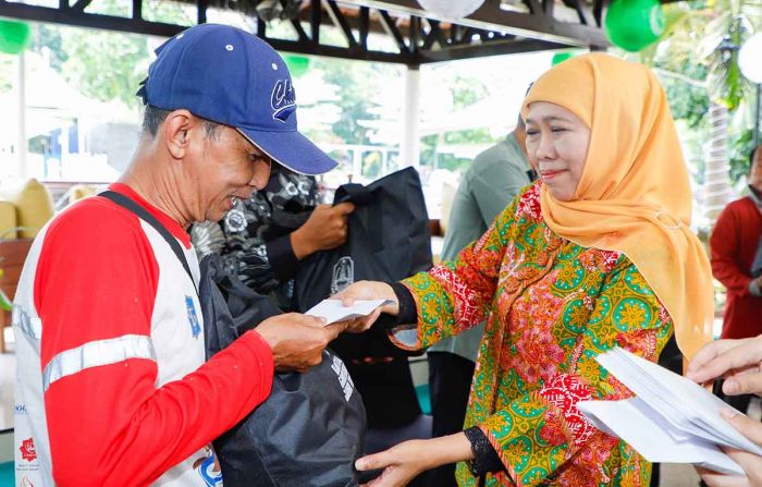 Gubernur Khofifah Bagikan 200 Paket Sembako untuk Masyarakat Kurang Mampu Gubernur Khofifah Bagikan 200 Paket Sembako untuk Masyarakat Kurang Mampu