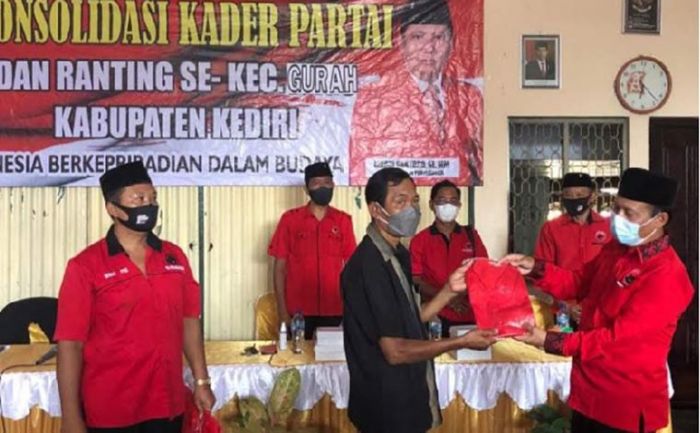 Rumah Pengurus Wajib Dipasangi Bendera PDI Perjuangan, Sambut Pileg 2024 Rumah Pengurus Wajib Dipasangi Bendera PDI Perjuangan, Sambut Pileg 2024