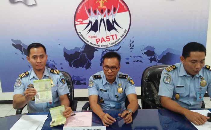 Dinyatakan P21, WNA Pantai Gading di Blitar yang Gunakan Paspor Palsu Diserahkan ke Kejari Dinyatakan P21, WNA Pantai Gading di Blitar yang Gunakan Paspor Palsu Diserahkan ke Kejari