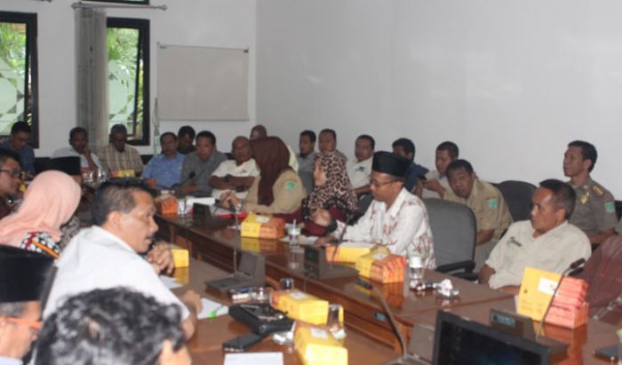 Dewan Minta DLH Tindak Tegas Perusahaan yang Buang Limbah ke Sungai Dewan Minta DLH Tindak Tegas Perusahaan yang Buang Limbah ke Sungai