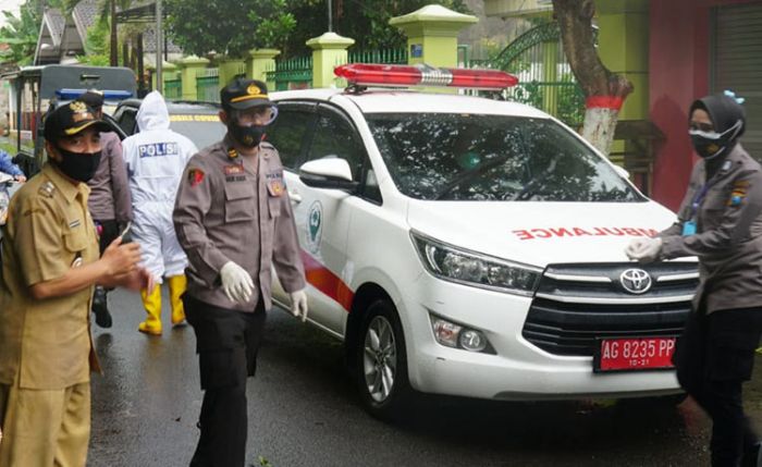 Petugas Evakuasi 16 Pasien Covid-19 ke Rumah Isolasi Pemkot Blitar Petugas Evakuasi 16 Pasien Covid-19 ke Rumah Isolasi Pemkot Blitar