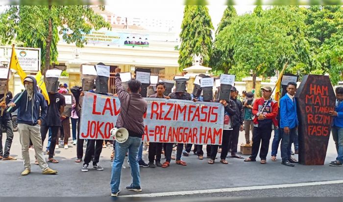 Peringati Hari HAM, Aktivis PMII Demo DPRD Gresik Ajukan 8 Tuntutan