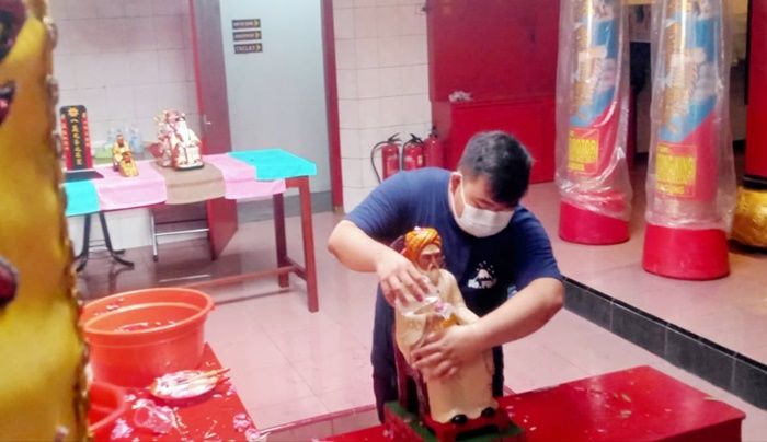 Jelang Tahun Baru Imlek, Kelenteng Boo Hway Bio Mojoagung Jombang Mulai Mencuci Patung Dewa Jelang Tahun Baru Imlek, Kelenteng Boo Hway Bio Mojoagung Jombang Mulai Mencuci Patung Dewa