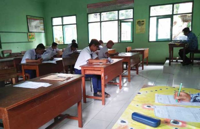 7 Anak Binaan LPKA Blitar Ikuti Ujian Nasional 7 Anak Binaan LPKA Blitar Ikuti Ujian Nasional