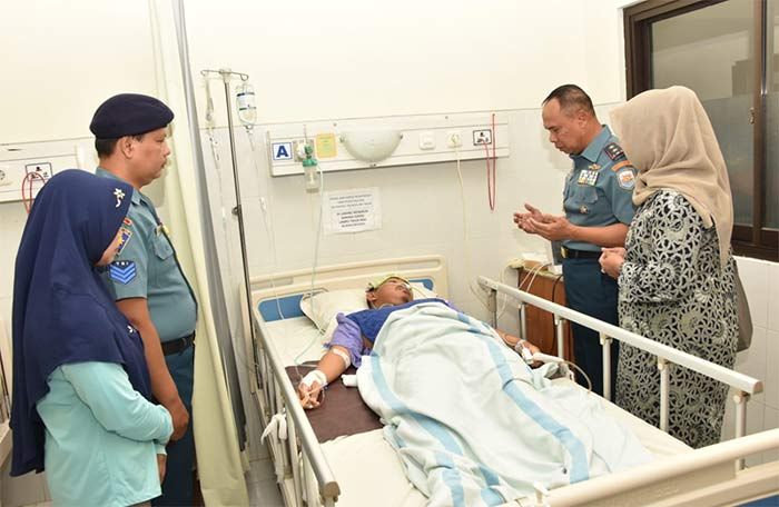 Pangkoarmada II Jenguk Keluarga Anggota di RSAL Dr. Ramelan Pangkoarmada II Jenguk Keluarga Anggota di RSAL Dr. Ramelan