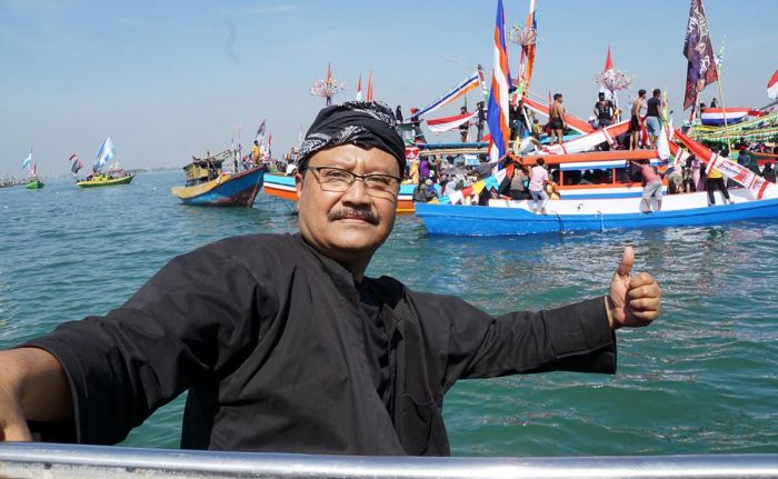 Pawai Sedekah Laut, Gus Ipul Ajak Warga Ikut Jaga Kelestarian Laut Pawai Sedekah Laut, Gus Ipul Ajak Warga Ikut Jaga Kelestarian Laut