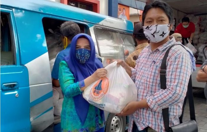 BPBD Gresik Salurkan 30.066 Paket Bantuan dari APBD dan CSR ke Warga Terdampak Covid-19 BPBD Gresik Salurkan 30.066 Paket Bantuan dari APBD dan CSR ke Warga Terdampak Covid-19