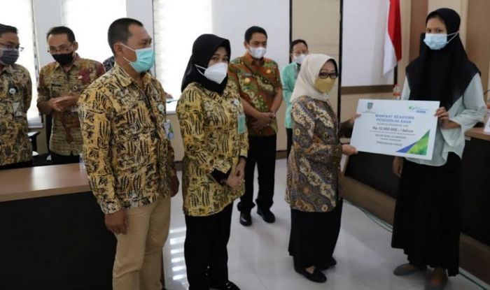 Bupati Jombang Serahkan Beasiswa Pendidikan Program JKM Bupati Jombang Serahkan Beasiswa Pendidikan Program JKM