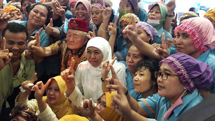 Bertemu Buruh Sumber Mas Gresik, Khofifah Berlinangan Air Mata Bertemu Buruh Sumber Mas Gresik, Khofifah Berlinangan Air Mata