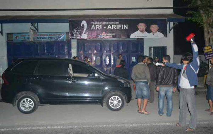 Pulang Rakor Mobil Tim Sukses AA Dipecah Pulang Rakor Mobil Tim Sukses AA Dipecah