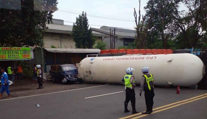 Truk Tangki LPG Terguling di Sidoarjo, 3 Orang Luka Parah Truk Tangki LPG Terguling di Sidoarjo, 3 Orang Luka Parah
