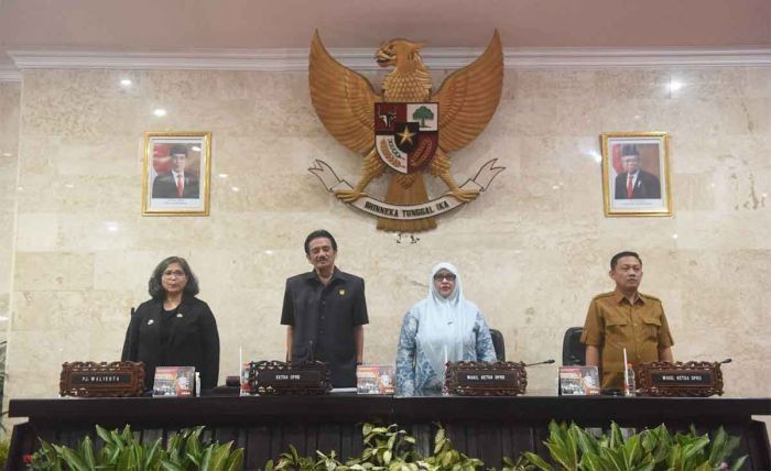 Pj Wali Kota Kediri Beri Penjelasan 4 Rancangan Perda Pj Wali Kota Kediri Beri Penjelasan 4 Rancangan Perda