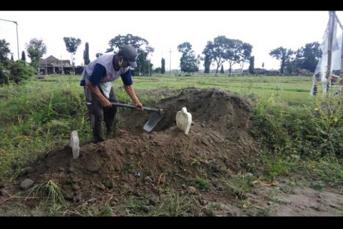 Tolak Pembangunan Sekolah, Petani di Tanggung Blitar Bikin Kuburan dan Pasang Nisan di Persawahan 