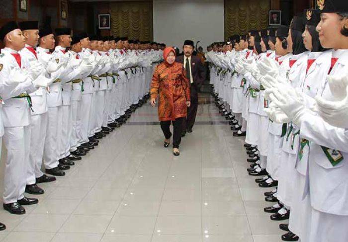 Wali Kota Semangati Paskibraka Kota Surabaya Wali Kota Semangati Paskibraka Kota Surabaya