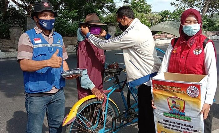 Terus Kampanyekan Jatim Bermasker, Pemkot Kediri Bagikan 1.500 Masker ke KPM Terus Kampanyekan Jatim Bermasker, Pemkot Kediri Bagikan 1.500 Masker ke KPM